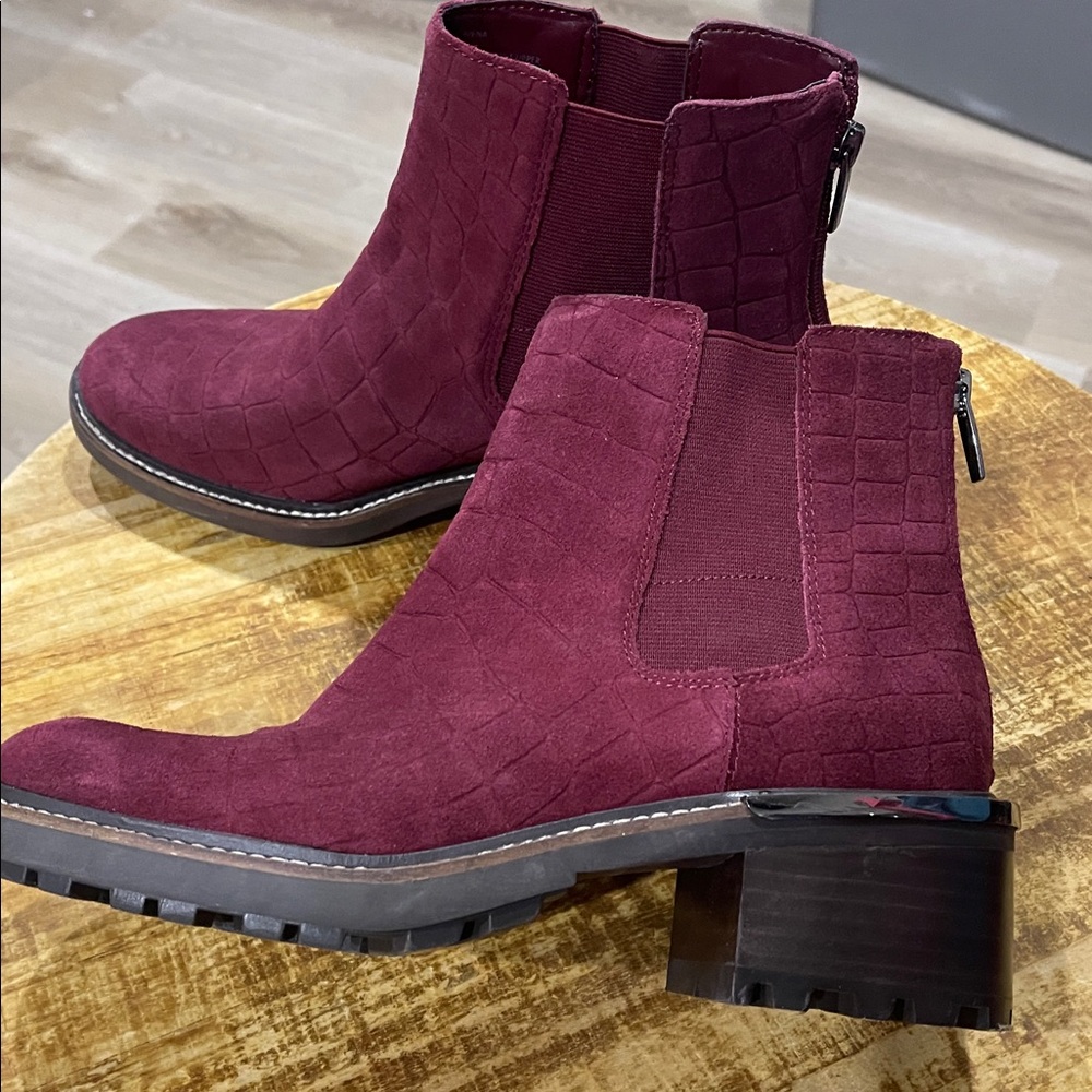 Vince Camuto  women’s Deep Red Ankle Booties size 7.5 - Picture 3 of 9